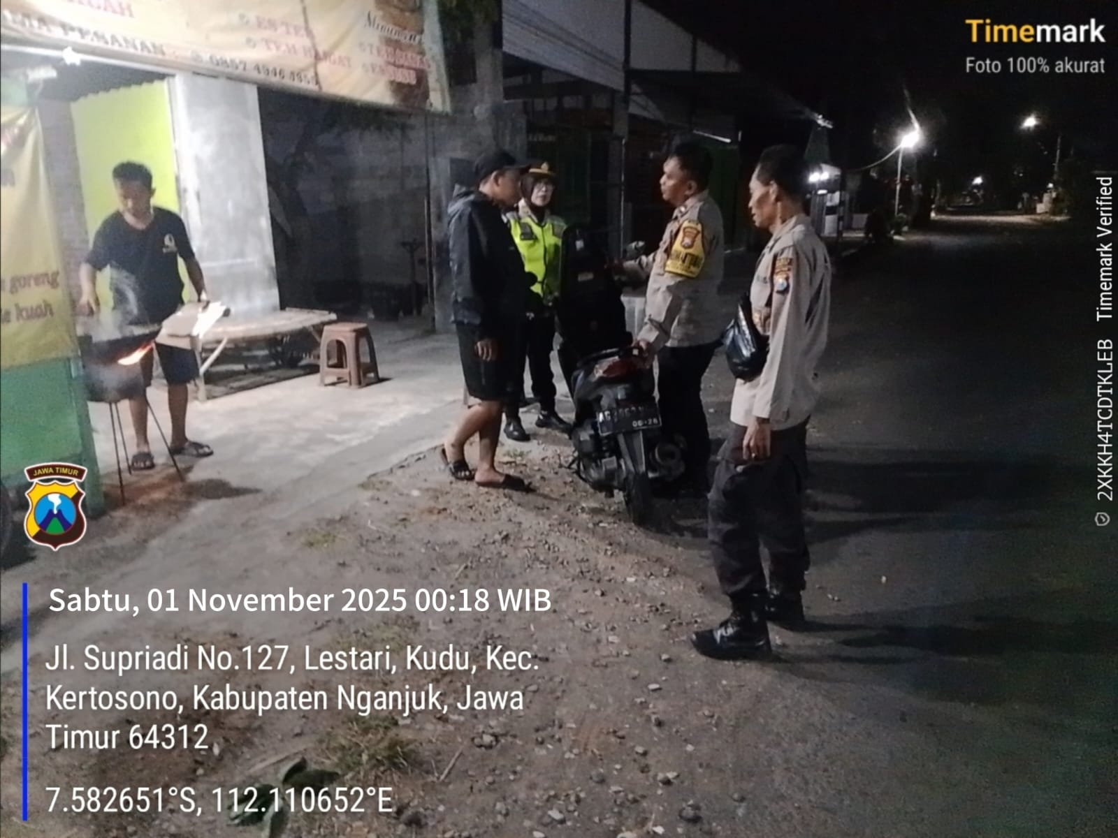 Patroli Pemukiman Cegah Tindak Kejahatan Saat Dini Hari