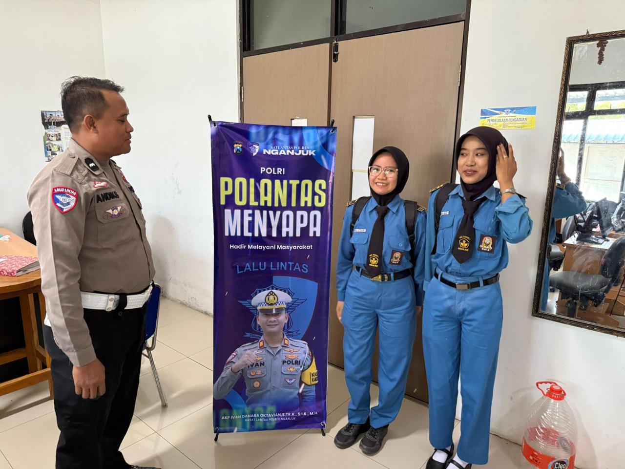 Polantas Menyapa, Aipda Andik Sujatmiko Beri Edukasi Pelajar dalam Program PESIAR di Satpas Polres Nganjuk