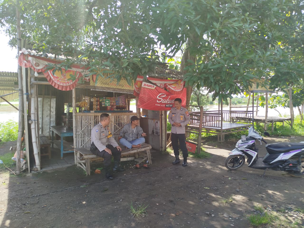 Patroli Dialogis, Anggota Polsek Jatikalen Sambangi Warga Masyarakat Desa Begendeng di Siang Hari, Sampaikan Pesan Kamtibmas