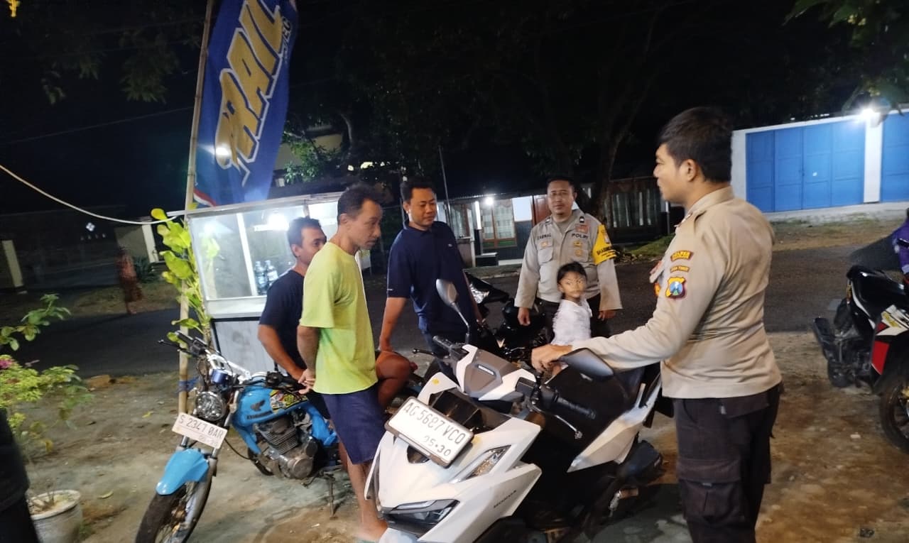 ‎Patroli Dialogis, Anggota Polsek Jatikalen Sambangi Pemuda Desa Ngasem di Malam Hari, Sampaikan Pesan Kamtibmas