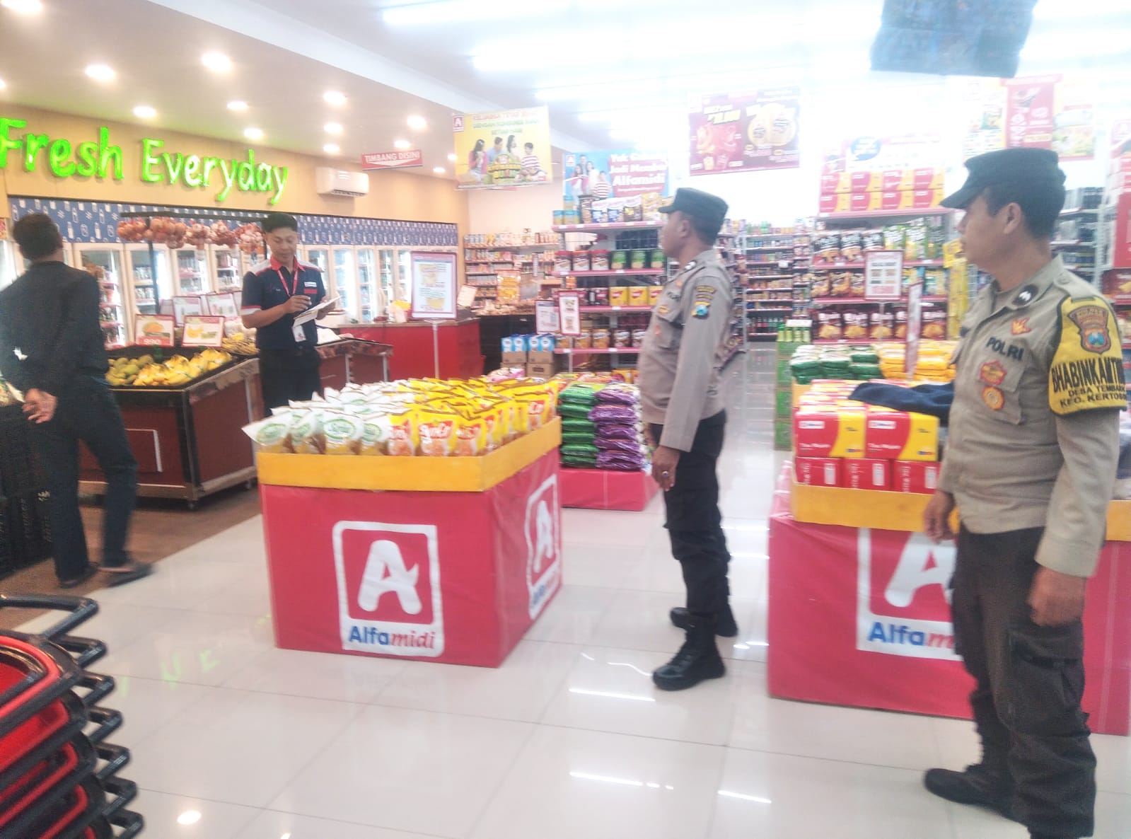 Polsek Kertosono Gelar Patroli di Toko Swalayan, Berikan Himbauan Kamtibmas Waspada Curanmor