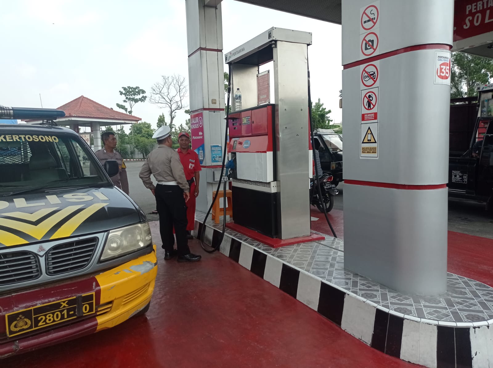 Patroli Samapta Polsek Kertosono Berikan Himbauan Kamtibmas saat Patroli di SPBU