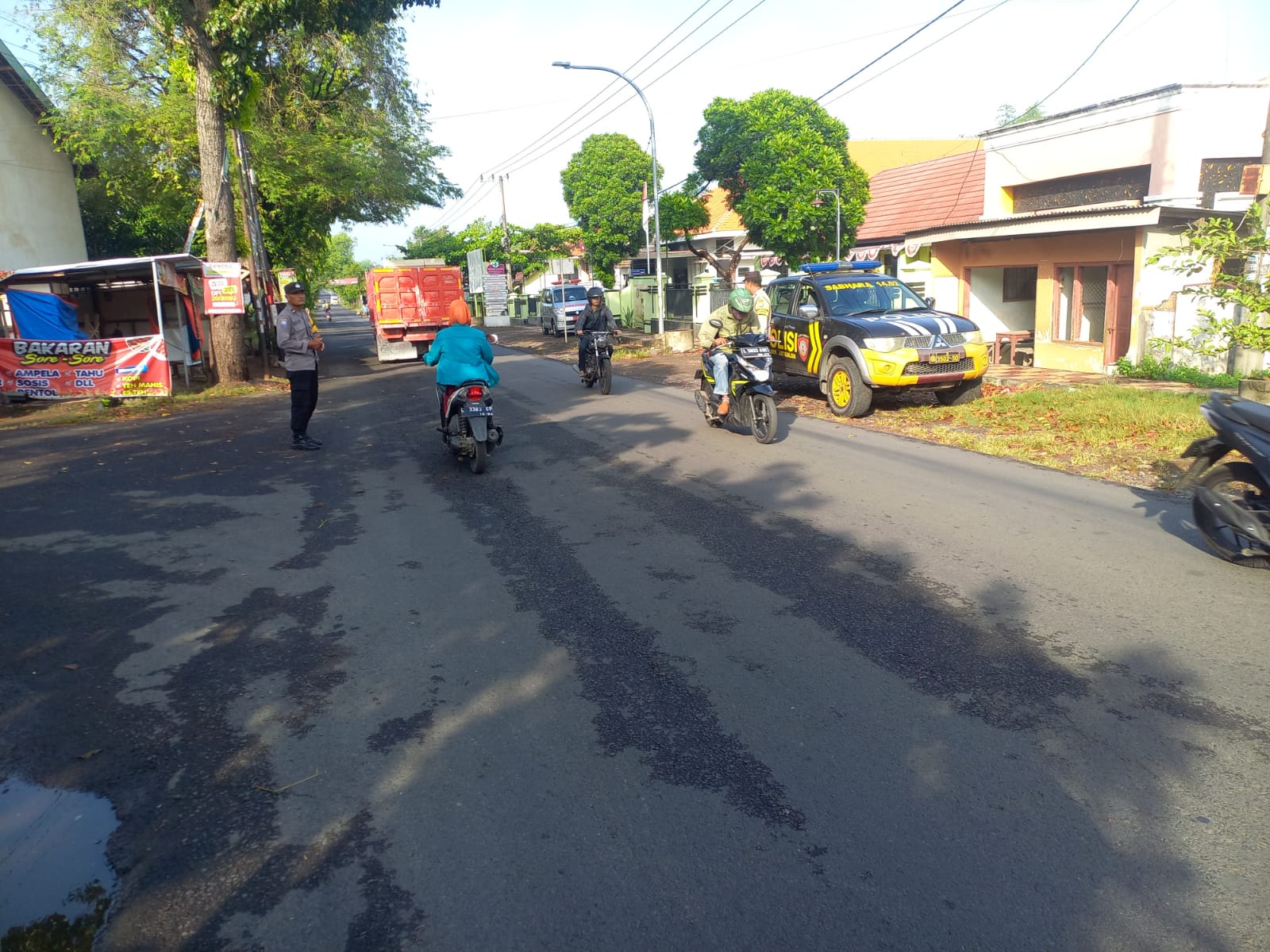 ‎Giat Gaktur Pagi Polsek Jatikalen Bantu Penyeberangan Masyarakat