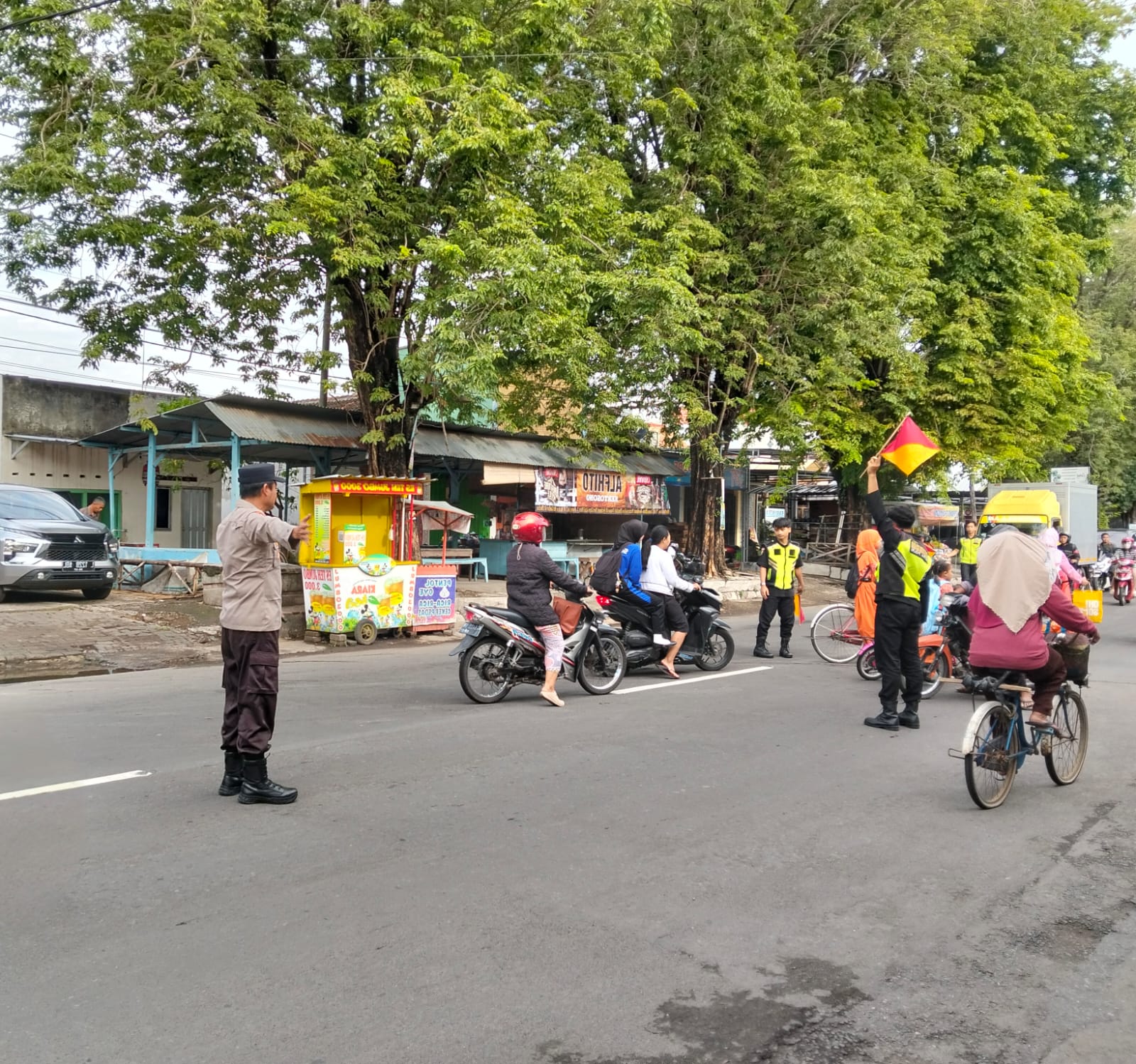 Giat Gaktur Pagi Polsek Kertosono Bantu Penyeberangan Masyarakat