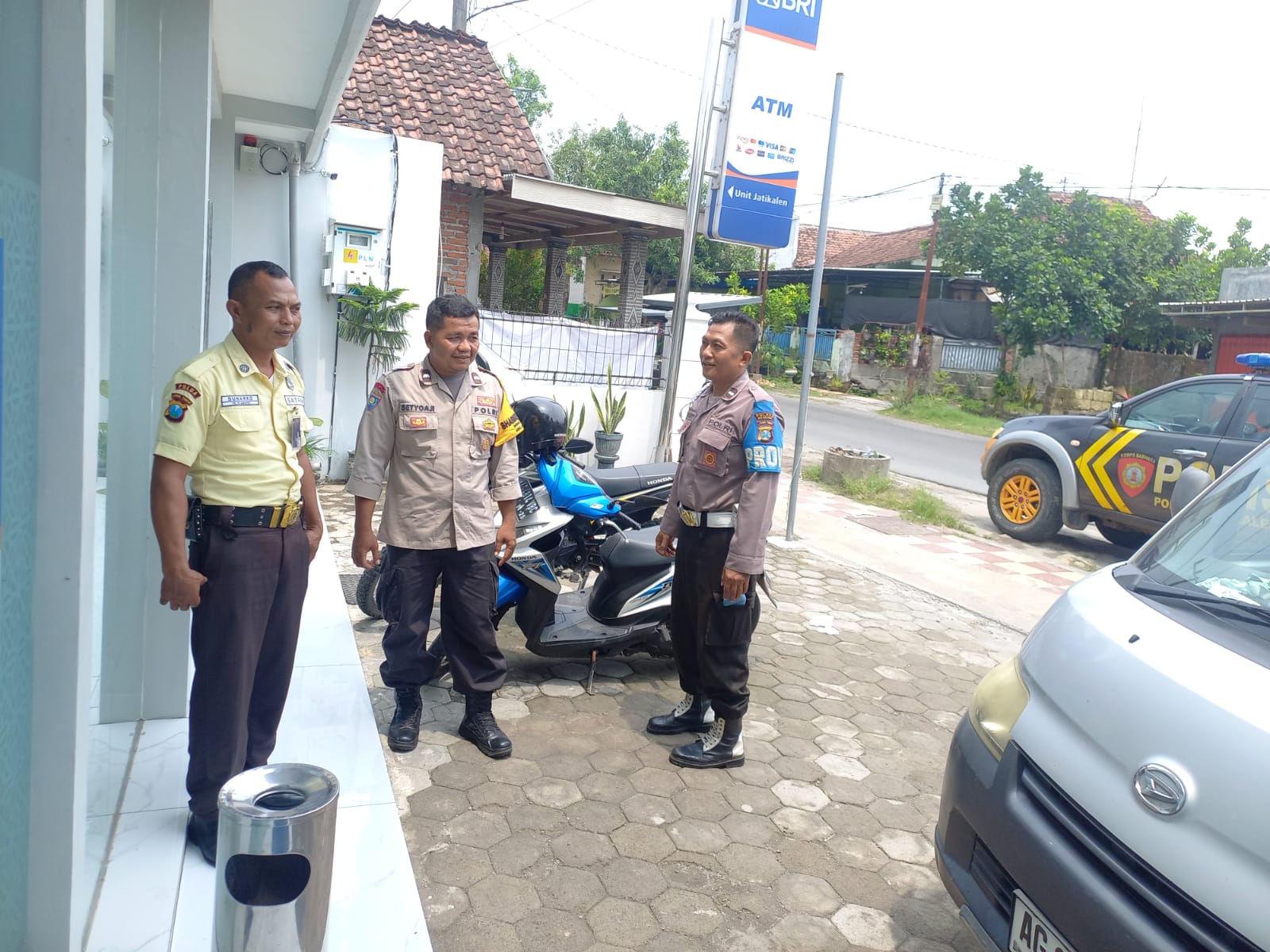 Anggota Polsek Jatikalen Laksanakan patroli di BANK BRI