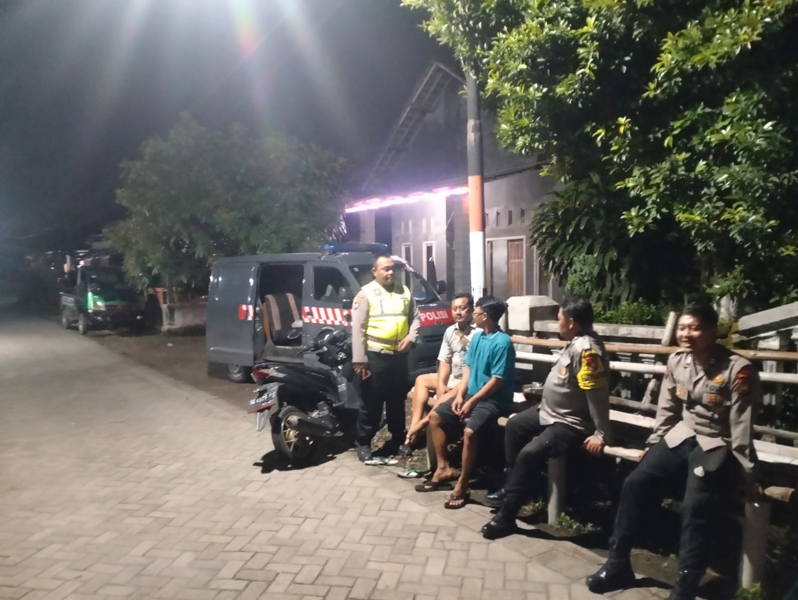 Jaga Kondusifitas, Patroli Polsek Warujayeng Sapa Warga di Pemukiman Desa Demangan