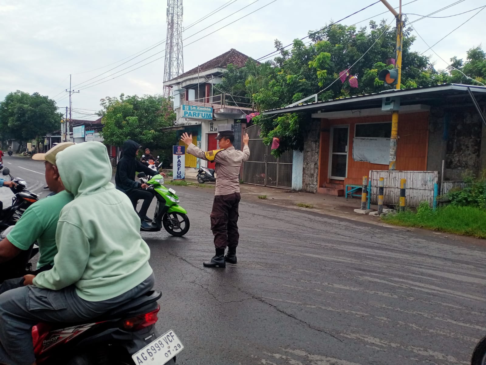 Giat Gaktur Pagi Polsek Kertosono Bantu Penyeberangan Masyarakat