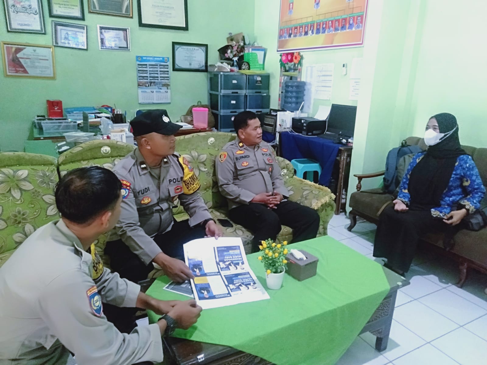 Unit Binmas Polsek Nganjuk Kota Sosialisasikan Penerimaan Siswa Baru SMA Kemala Bhayangkari di SMPN 1 Nganjuk