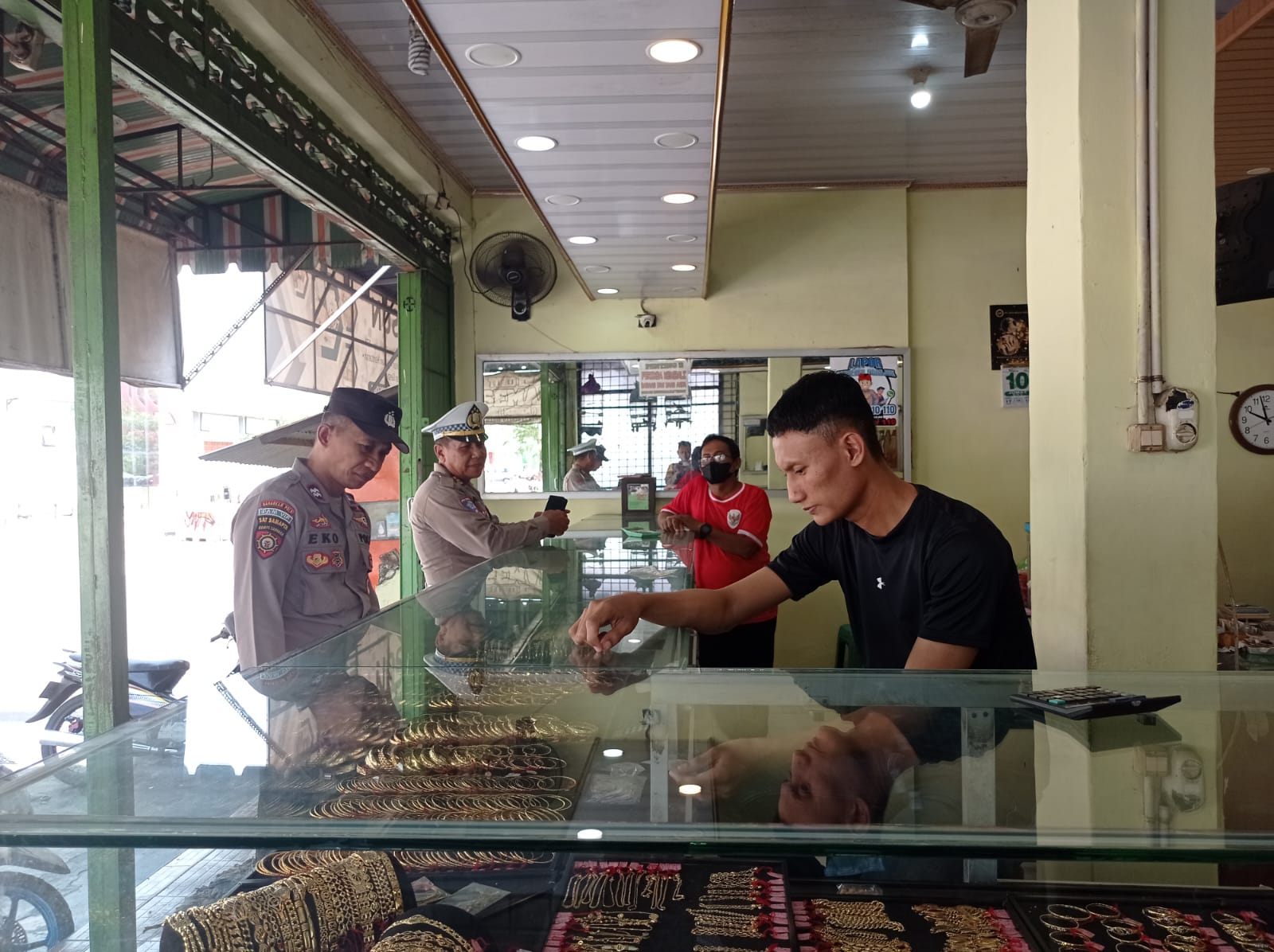 Antisipasi Tindak Kejahatan  Personil Polsek Kertosono Patroli Toko Emas