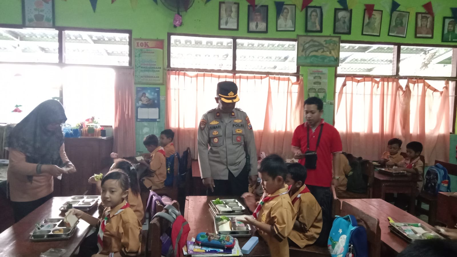 Kapolsek Nganjuk Kota Tinjau Program Makan Bergizi Gratis di SDN 1 Mangundikaran