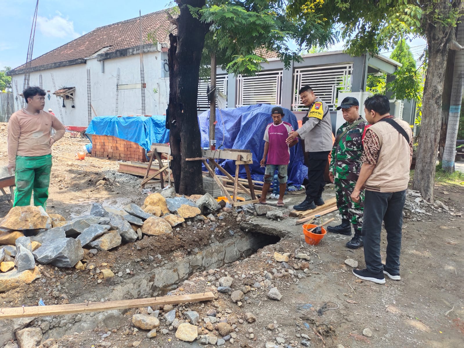 Bhabinkamtibmas Kelurahan Bogo Bersama Babinsa Tinjau Saluran Air, Antisipasi Potensi Banjir di Pemukiman Warga