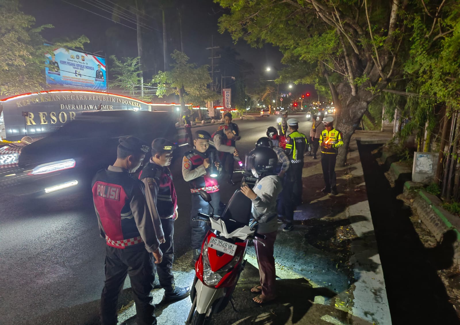 Cegah Gangguan Kamtibmas, Polres Nganjuk Bersama Polsek Nganjuk Kota Gelar Razia Penyekatan Warga IKSPI