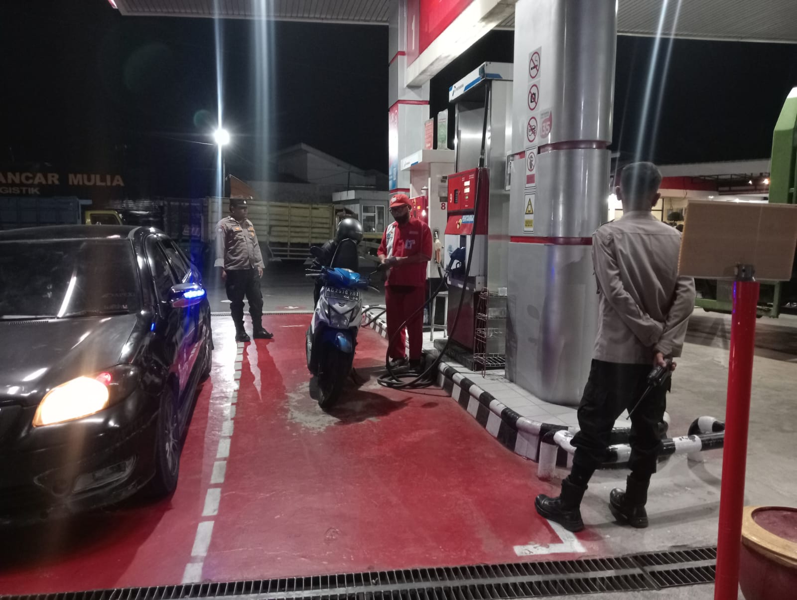 Patroli Malam Polsek Warujayeng Sambangi SPBU, Himbau Petugas Tetap Waspada dan Tidak Salahgunakan BBM Subsidi