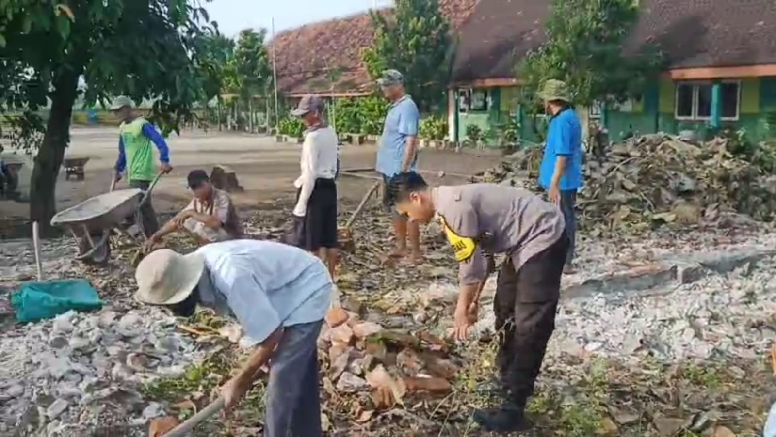 Bhabinkamtibmas Getas Bersama Warga Bersihkan Lokasi Pembangunan Perpustakaan dan Laboratorium SD di Desa Binaannya