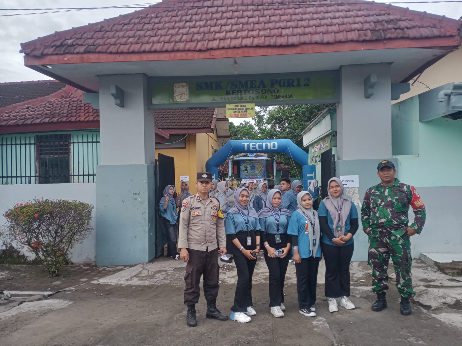 Bhabinkamtibmas Desa Tembarak Amankan Giat Dies Natalis SMK PGRI 2 Kertosono