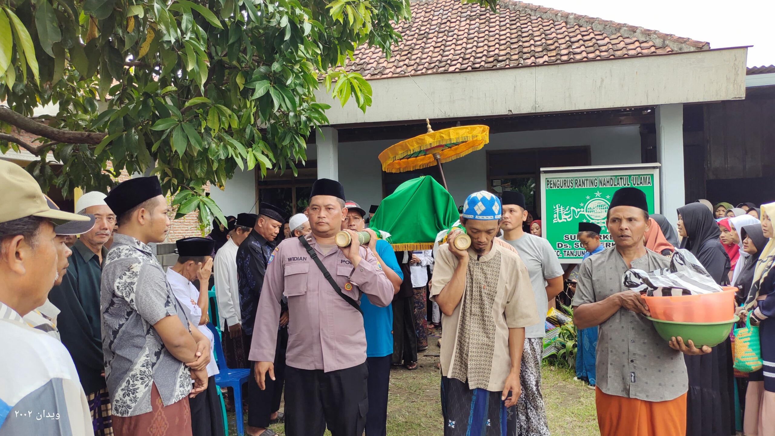 Wujud Empati, Bhabinkamtibmas Sumberkepuh Takziah Warganya yang Meninggal