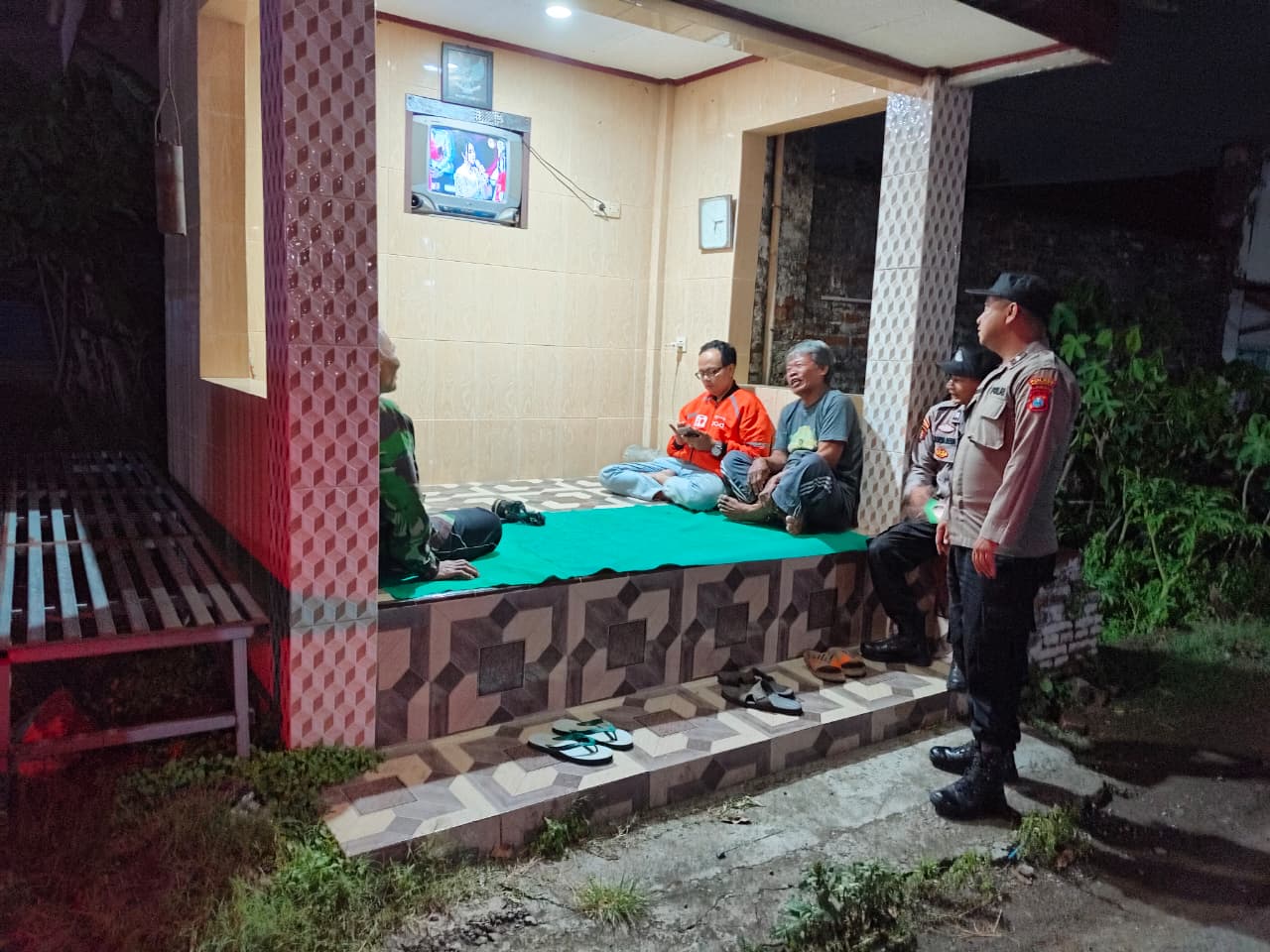 Gelar Patroli di Pemukiman, Polsek Warujayeng Ajak Warga Giatkan Siskamling