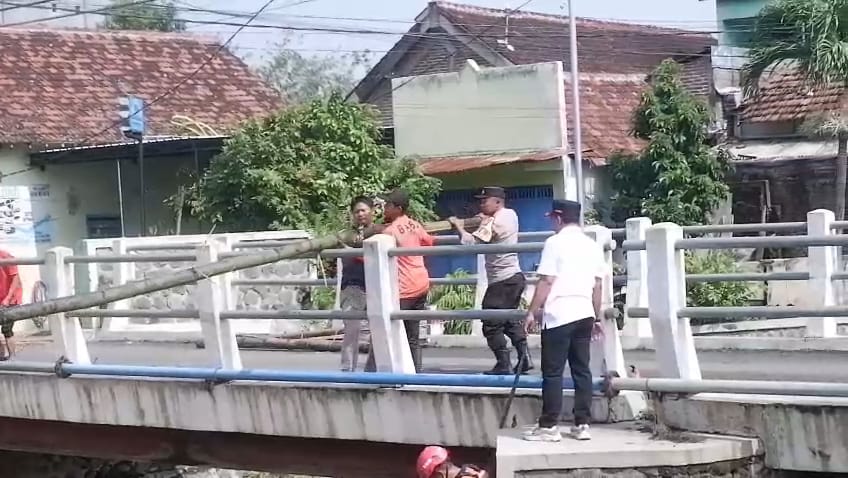 Sinergi Bhabinkamtibmas dan Tiga Pilar Kelurahan Ploso Gelar Kerja Bhakti Bersihkan Sungai, Antisipasi Banjir