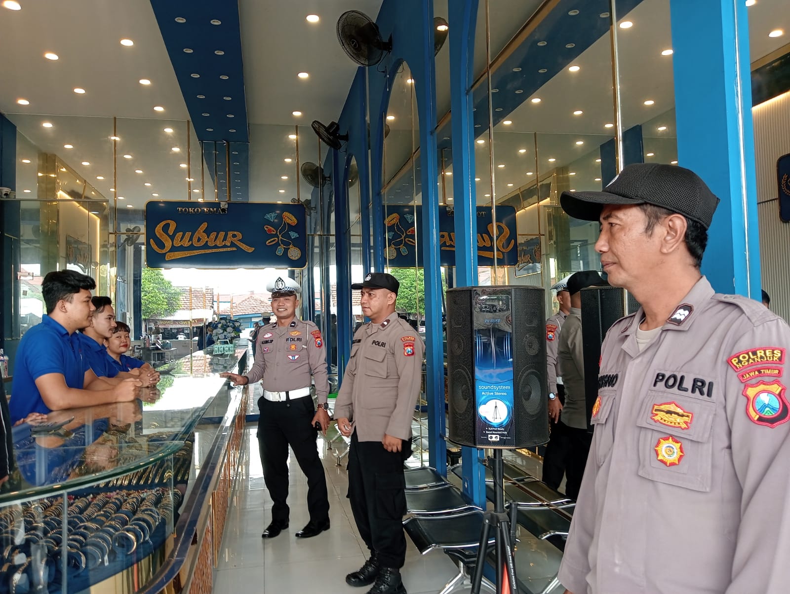 Patroli Toko Perhiasan, Personel Polsek Warujayeng Ingatkan Warga Tingkatkan Kewaspadaan