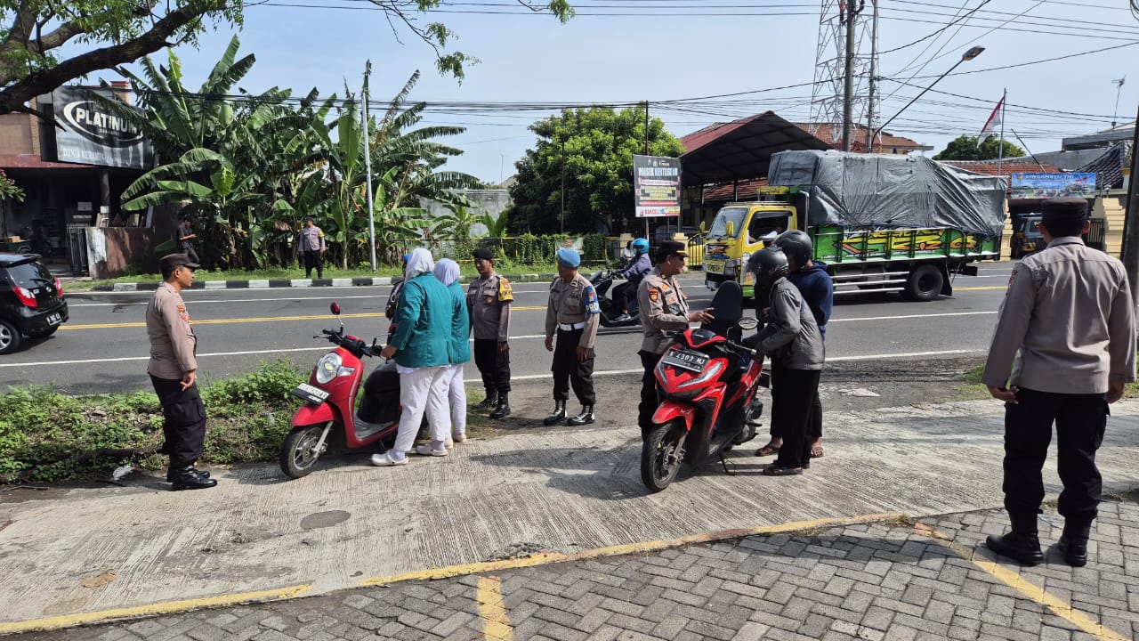 Polsek Kertosono Gelar Penyekatan Antisipasi Gangguan Kamtibmas Saat Pengesahan Warga Baru Perguruan IKSPI