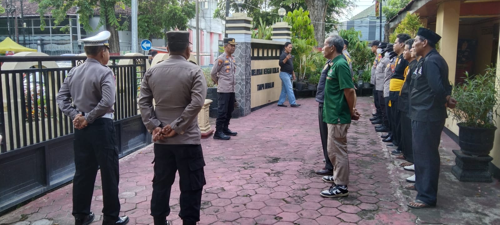 Jaga Kondusifitas Wilayah, Polsek Nganjuk Kota Gelar Apel Siaga dan Pengamanan Bersama Paguyuban Palmera