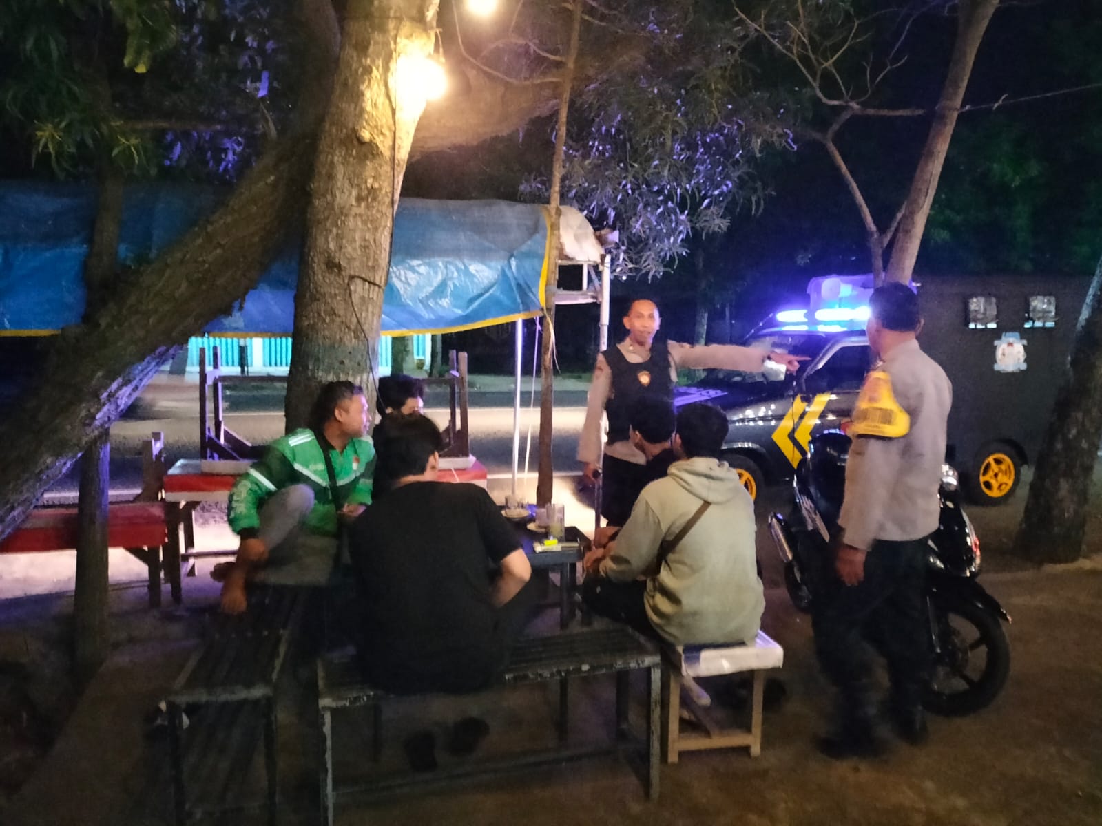 Sambangi Pemuda di Titik Nongkrong, Patroli Polsek Nganjuk Kota Berikan Himbauan Jaga Kamtibmas