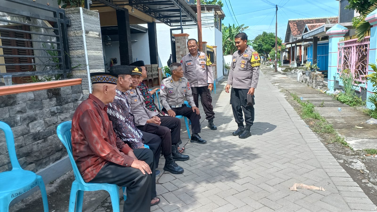 Anggota Polsek Warujayeng Takziah ke Rumah Duka Purna Polri di Sambirejo