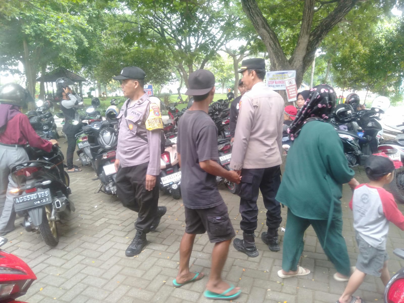 Polsek Nganjuk Kota Patroli Harkamtibmas di Objek Wisata, Antisipasi Curanmor dan Berikan Himbauan Kepada Pengunjung