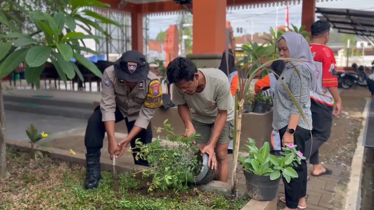Bhabinkamtibmas Bersama 3 Pilar Gelar Penghijauan dan Penanaman Toga di Kantor Kelurahan Ploso