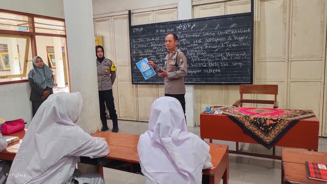Kanit Binmas Polsek Warujayeng Sosialisasikan Operasi Zebra Semeru 2025 di MA Barussalam Krempyang