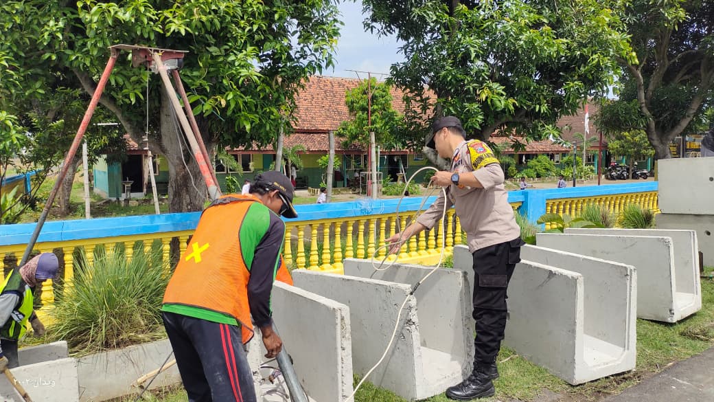 Bhabinkamtibmas Getas Asistensi Proyek Irigasi di Desa Binaan dan Ajak Warga Jaga Kamtibmas