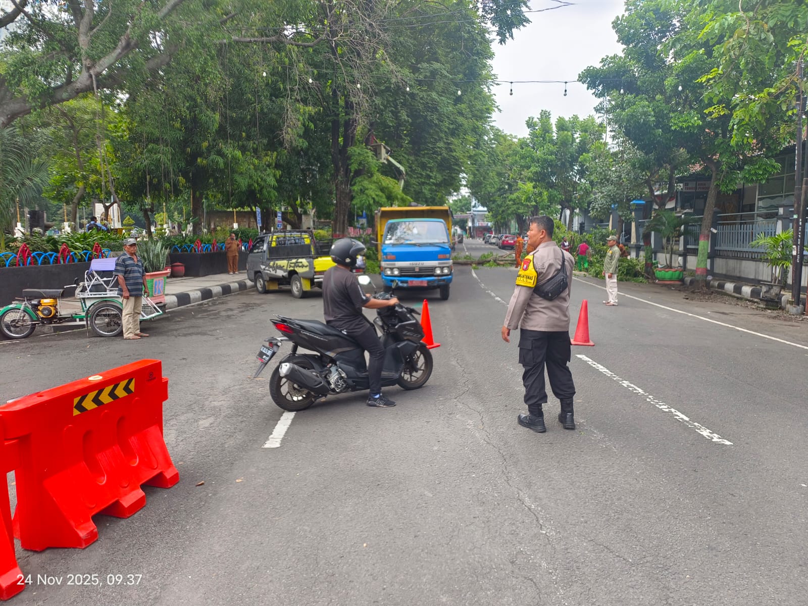 Polsek Nganjuk Kota Amankan Kegiatan Pemotongan Ranting Pohon oleh DLHK sebagai Antisipasi Musim Penghujan