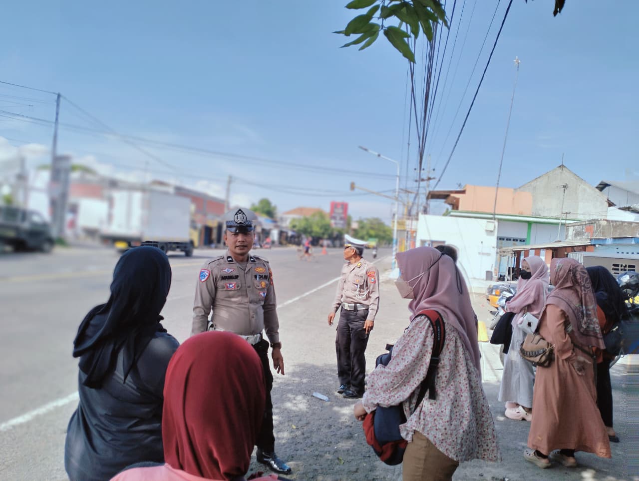 Kanit Lantas Polsek Warujayeng Sapa Penumpang di Terminal Barong, dan Beri Pesan Kamtibmas