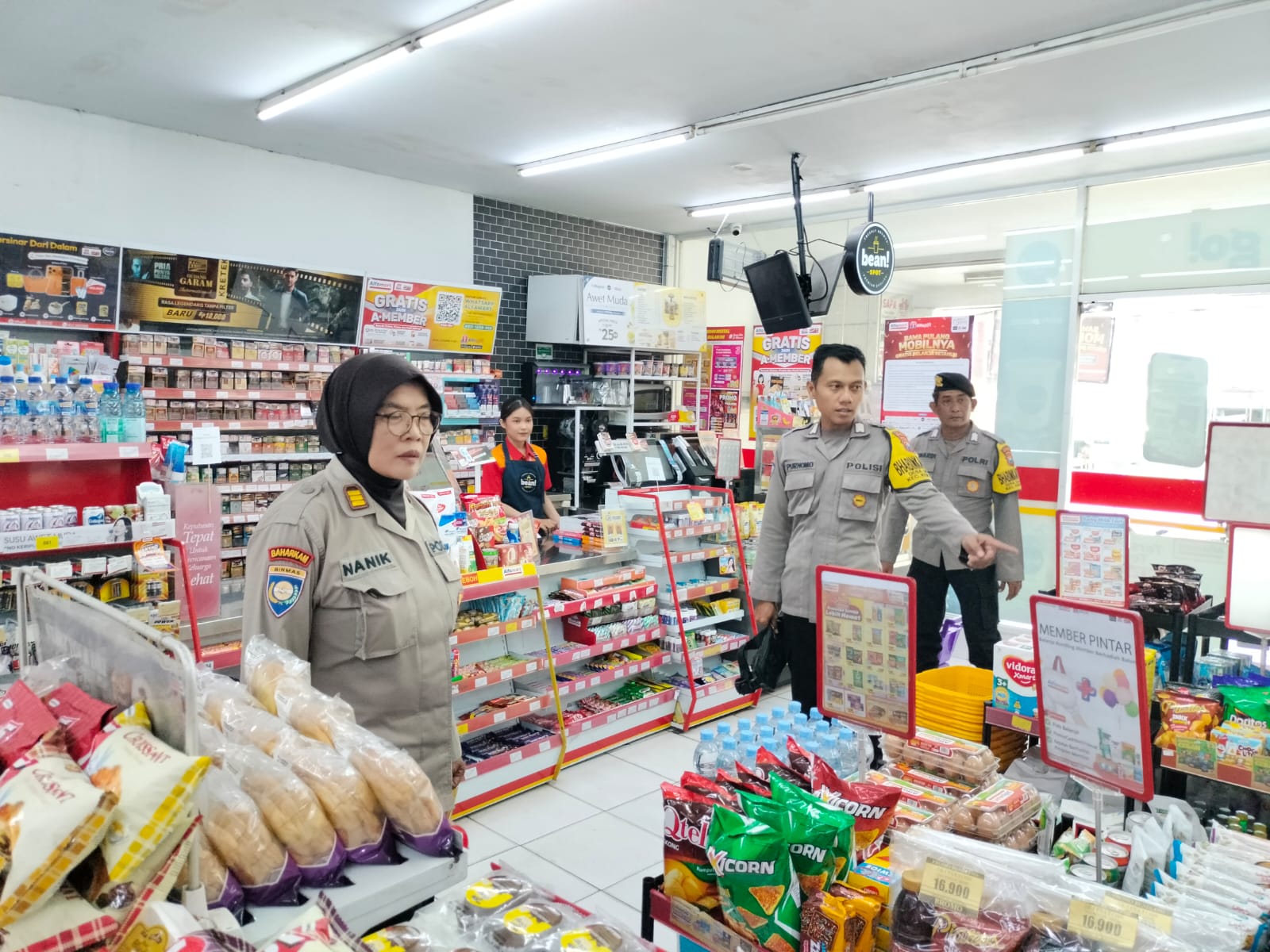 Polsek Kertosono Gelar Patroli di Toko Swalayan, Berikan Himbauan Kamtibmas Waspada Curanmor