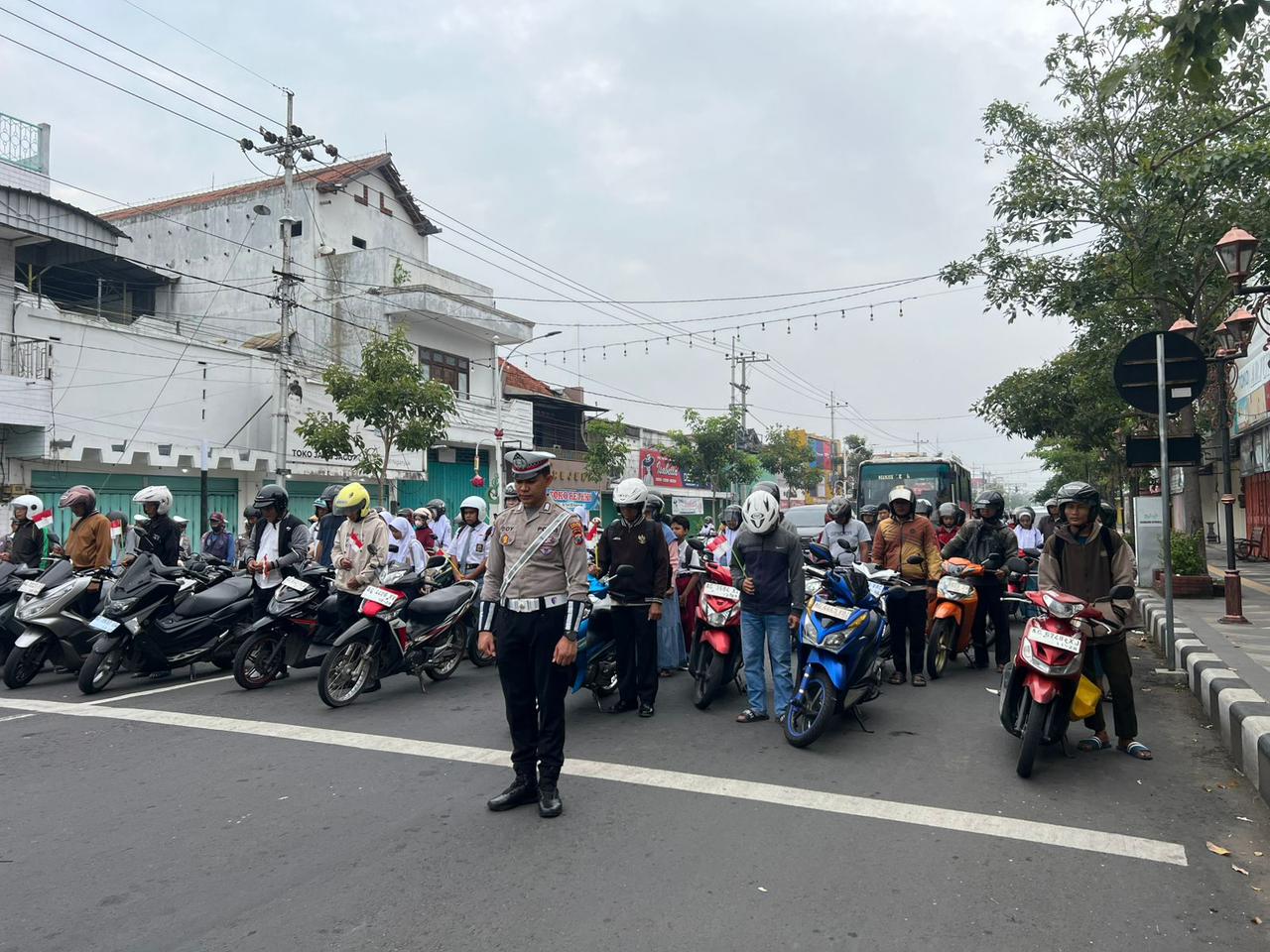 Satlantas Polres Nganjuk Bersama Komunitas Sepeda Kuno Gelar Hening Cipta di Simpang Empat Tugu Jaya Stamba