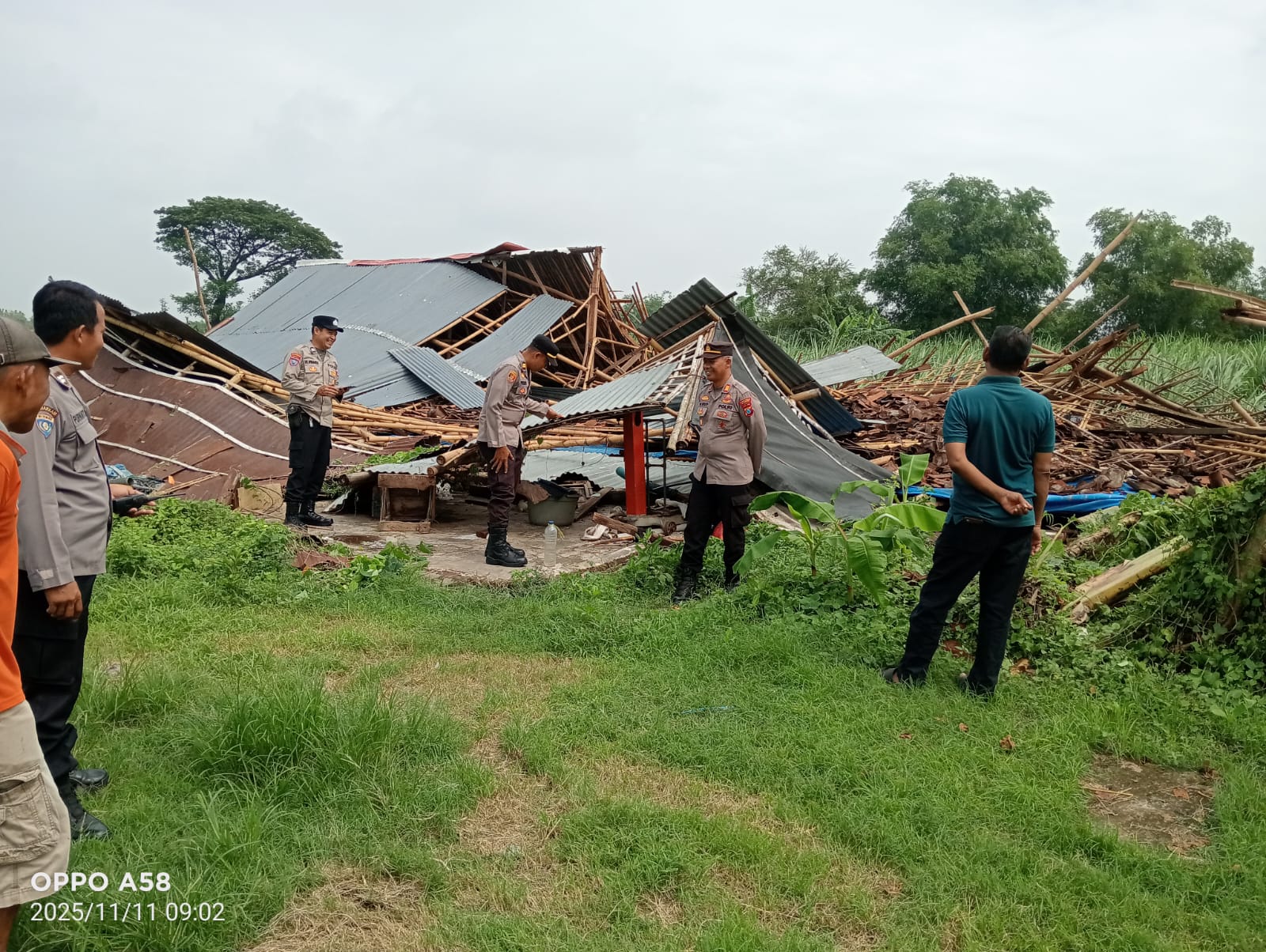 Polsek Kertosono Turun Kelapangan memastikan Tidak ada korban jiwa Dalam Puting beliung Desa Drenges