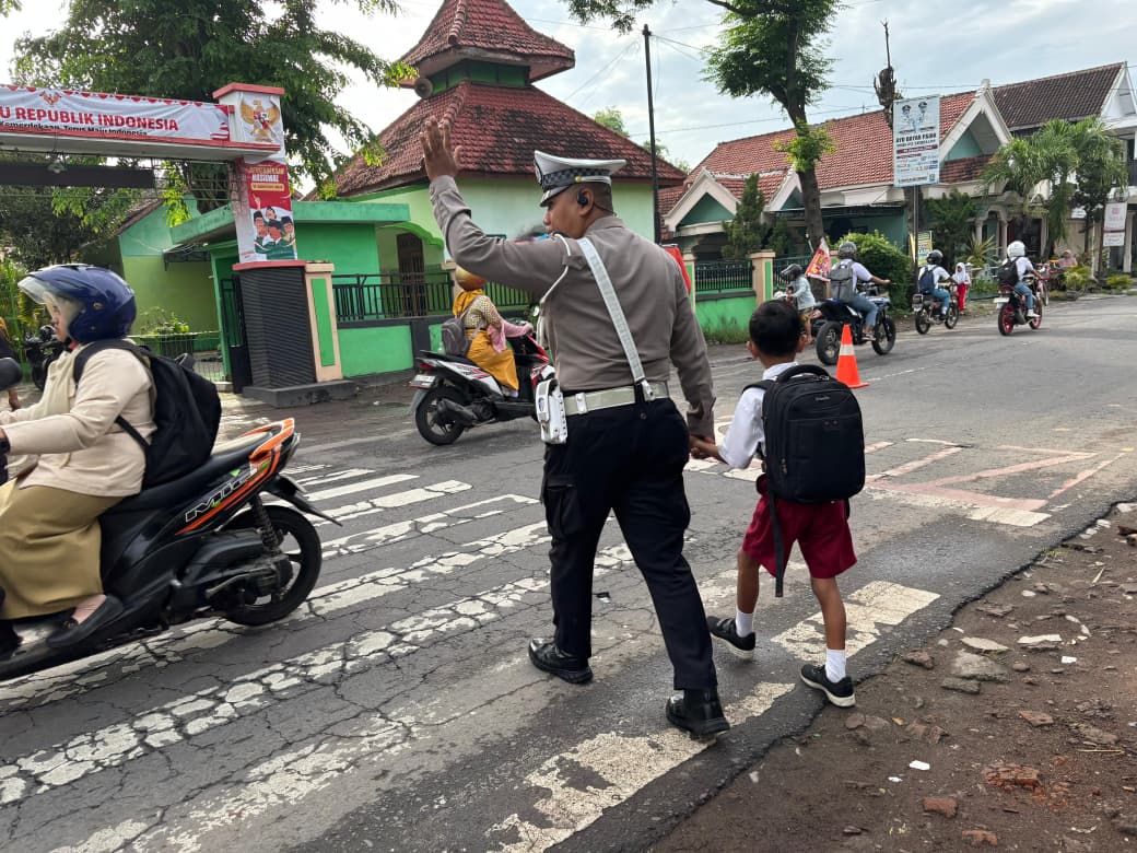 Polantas Menyapa: Satlantas Polres Nganjuk Hadirkan Polisi Ramah Anak, Dampingi Siswa Menyeberang Jalan
