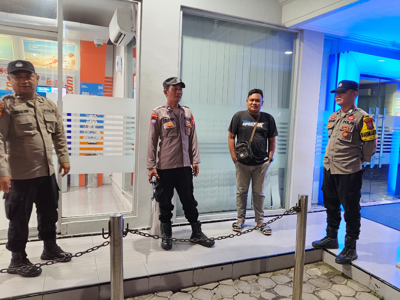 Regu Siaga Malam Polsek Warujayeng Gelar Patroli di Kantor Perbankan