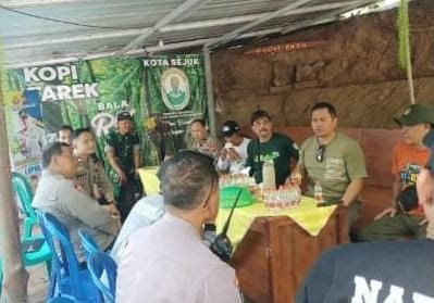 Silaturahmi Kamtibmas Polres Nganjuk di Warung Kopi Rondo Kuning, Bahas Keamanan Desa dengan Suasana Santai