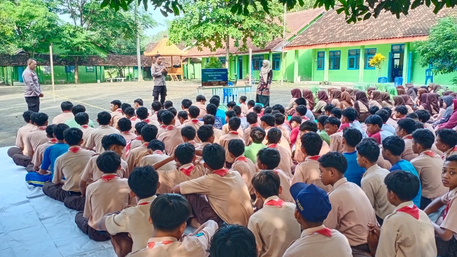 Kapolsek Jatikalen Ajak Pelajar SMPN 1 Jatikalen Jadi Generasi Cerdas Tanpa Narkoba