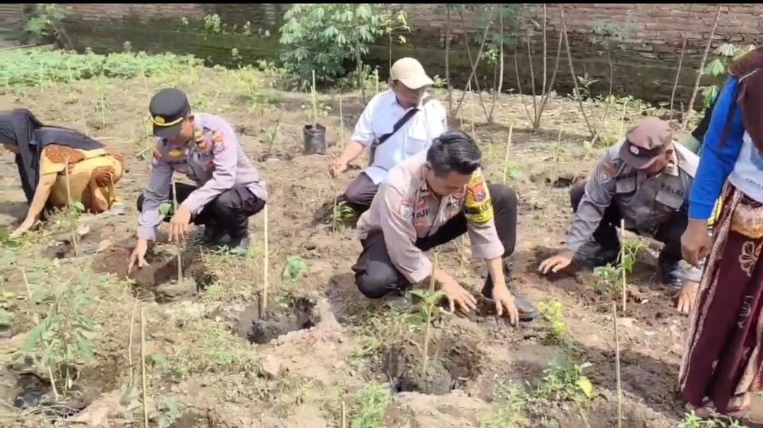 Polsek Warujayeng Dorong Penanaman Cabai di Lahan P2B Desa Getas