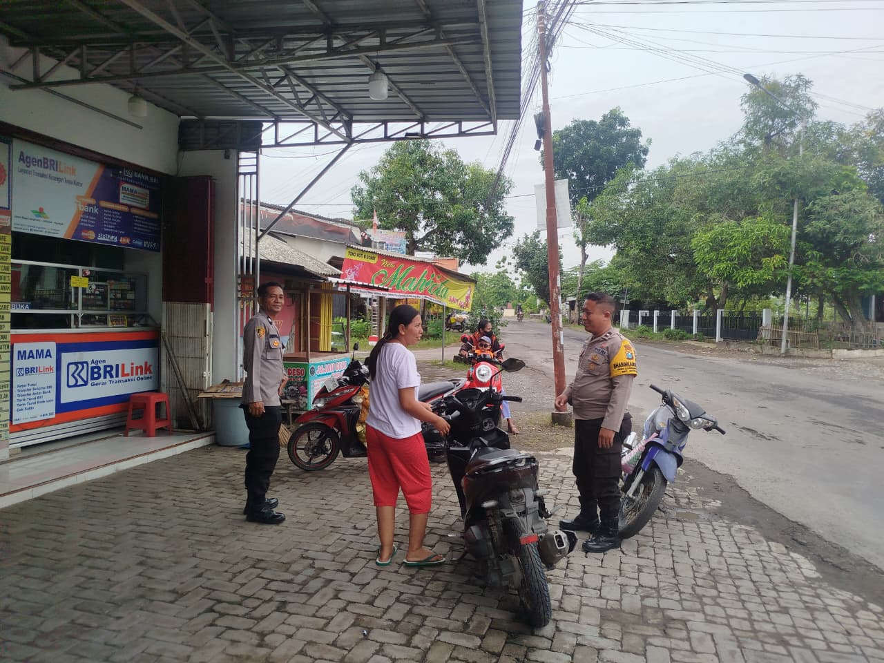 Patroli Minimarket Mama Personil Polsek Jatikalen Berikan Himbauan Dan Pesan Kamtibmas