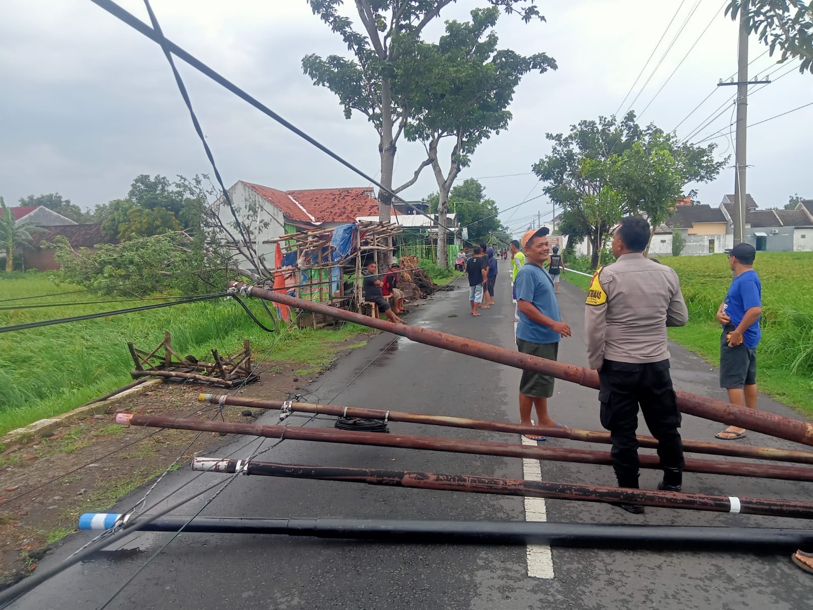 Polsek Warujayeng Turun ke Lapangan Inventarisasi Dampak Hujan dan Angin Kencang di Kecamatan Tanjunganom