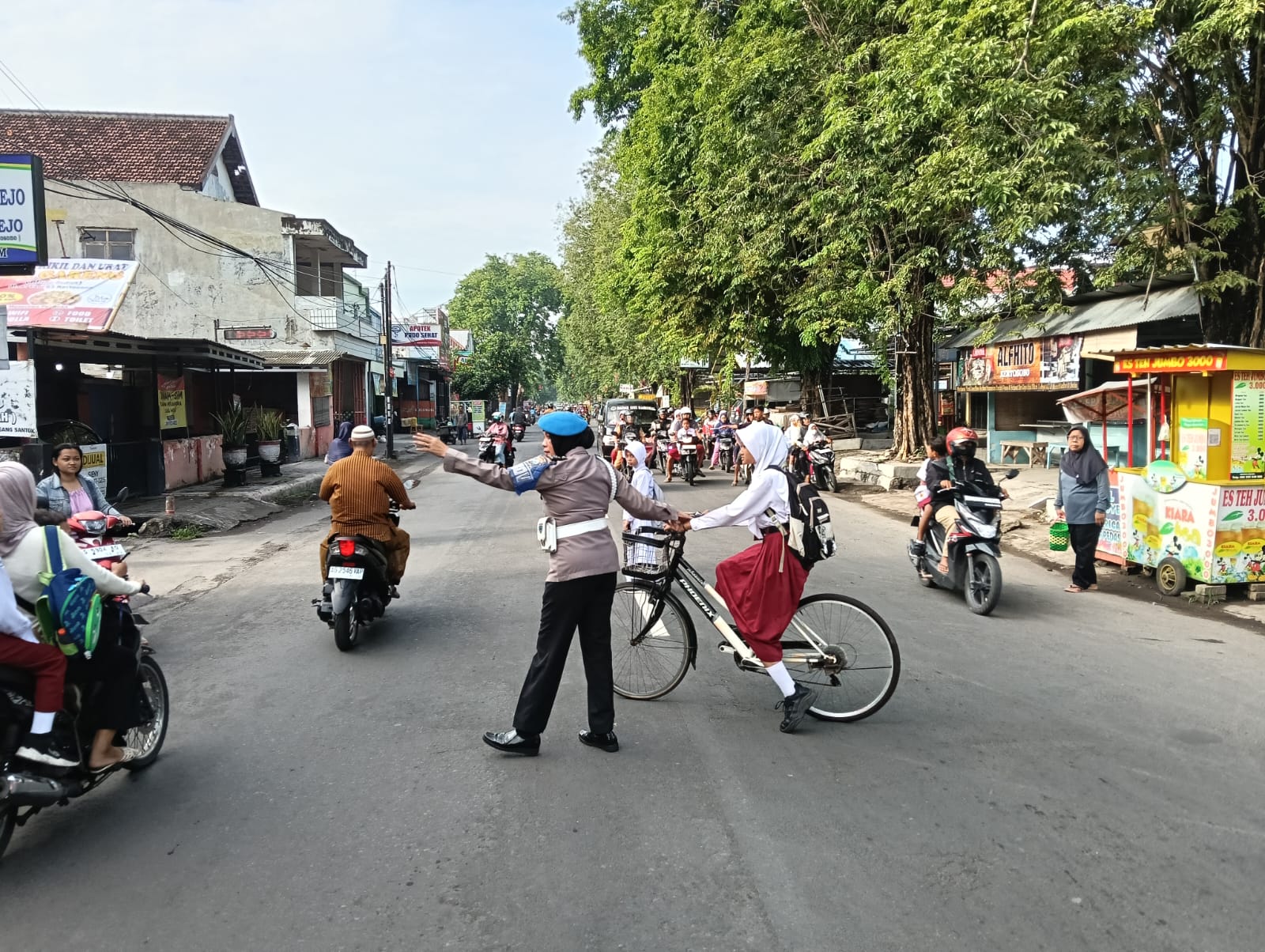Giat Gaktur Pagi Polsek Kertosono Bantu Penyeberangan Masyarakat