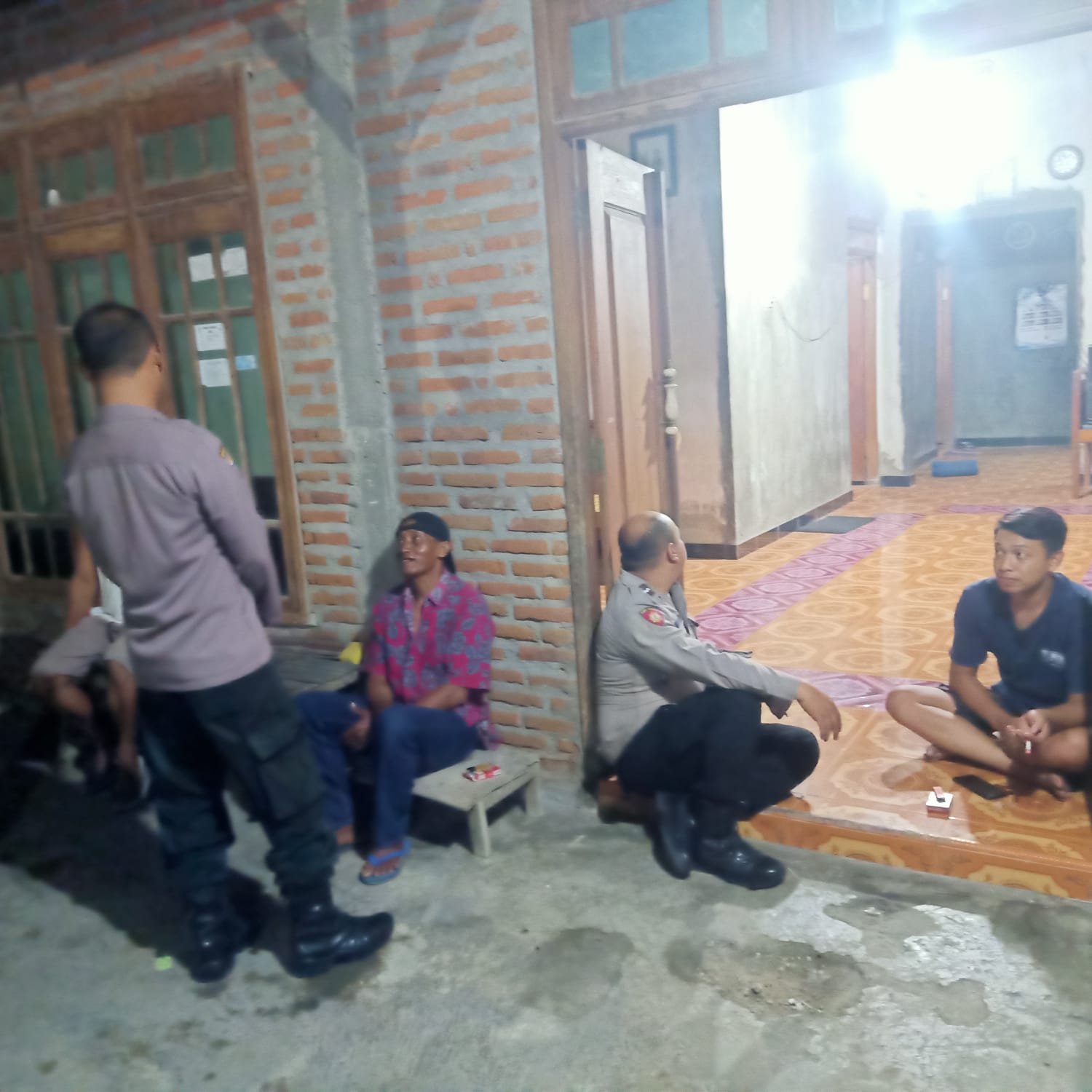 Jaga Kamtibmas di Malam Hari, Personel polsek Jatikalen Patroli Dialogis dengan Warga masyarakat Desa perning