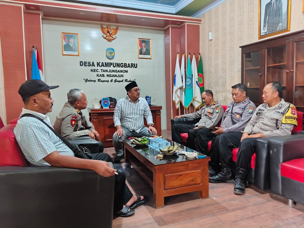 Kapolsek Warujayeng Silaturahmi ke Kantor Desa Kampungbaru, Bahas Penguatan Kamtibmas dan Siskamling