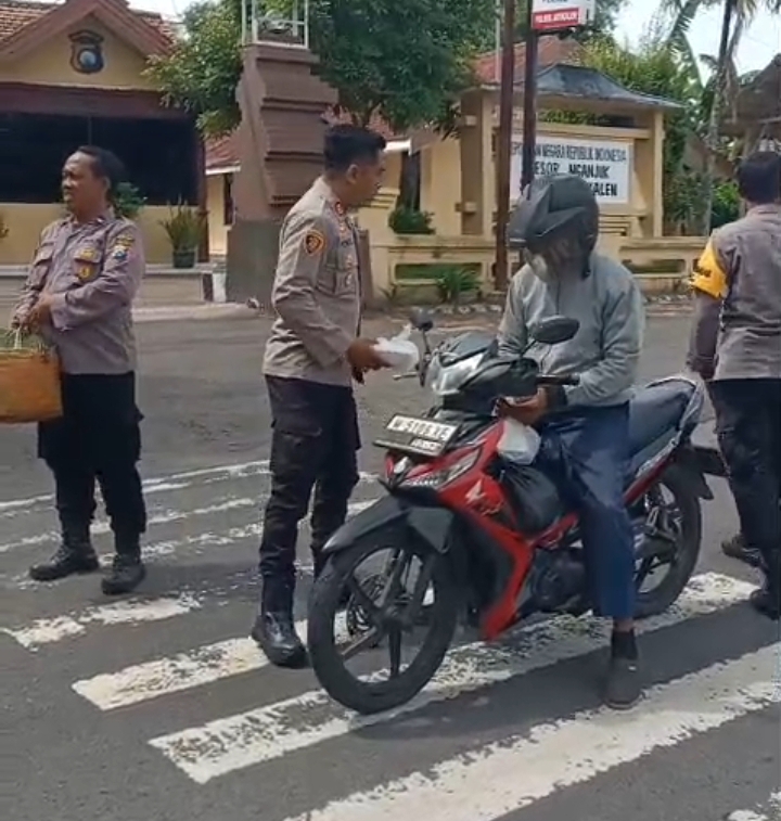 Jum’at Berkah, Polsek Jatikalen Bagikan Nasi Kotak dan Air Mineral ke Warga