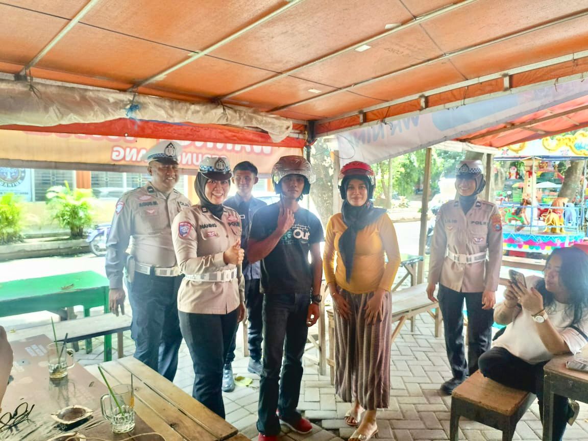Bangun Budaya Tertib, Polantas Nganjuk Edukasi Pengunjung Warkop dan Bagikan Helm Gratis