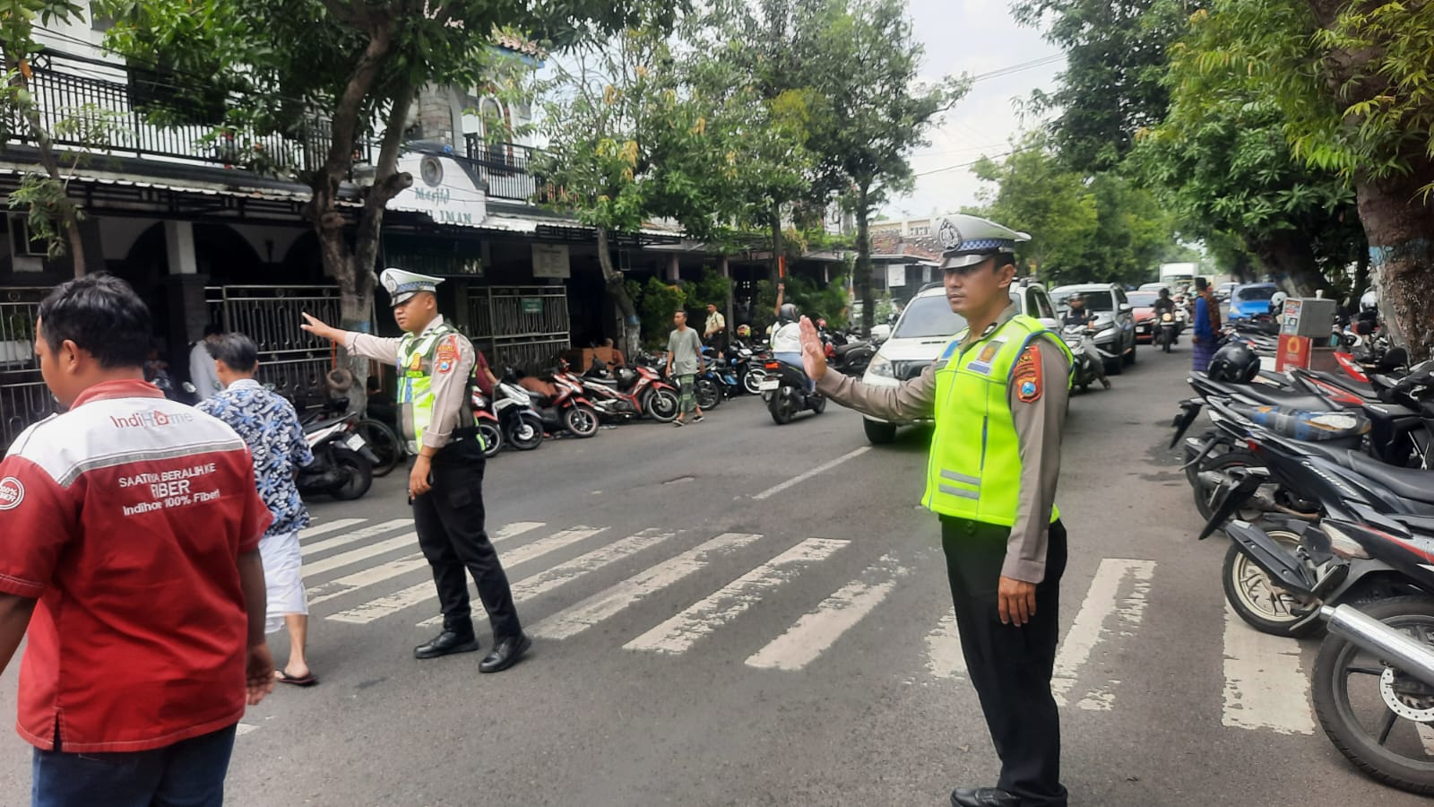 Polantas Menyapa, Satlantas Nganjuk Amankan Arus Lalin dan Bantu Jemaah Salat Jumat Menyeberang Jalan