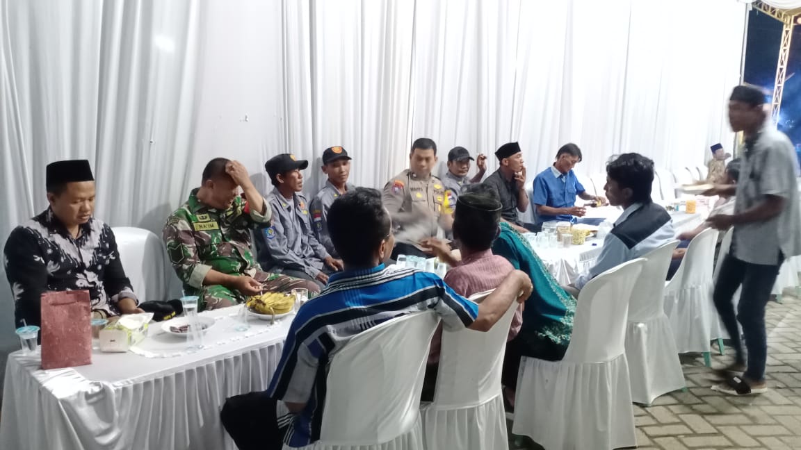 Anggota Polsek Jatikalen bersama Bhabinkamtibmas dan Babinsa Desa Begendeng Pam Giatmas Elektun Di Desa Binaannya